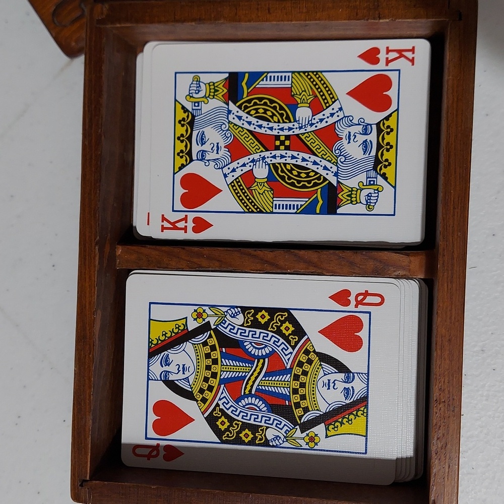King And Queen Of Hearts Wooden Playing Cards Box - Picture 4 of 7